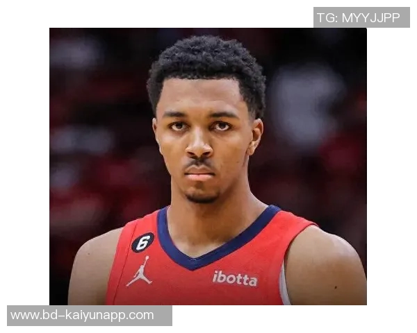 特雷墨菲半场表现抢眼11投6中斩获15分1篮板3抢断展现实力 特雷墨菲半场表现抢眼11投6中斩获15分1篮板3抢断展现实力